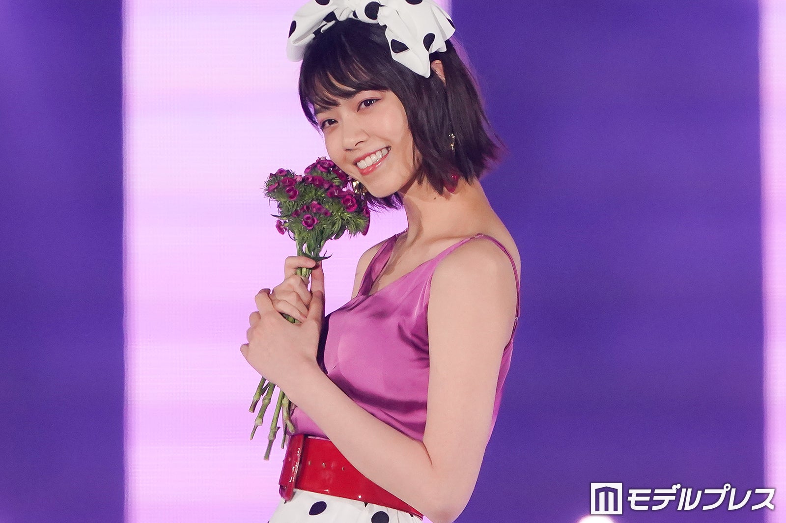 西野七瀬、“乃木坂46ステージ”トップバッター レトロルックが可愛い