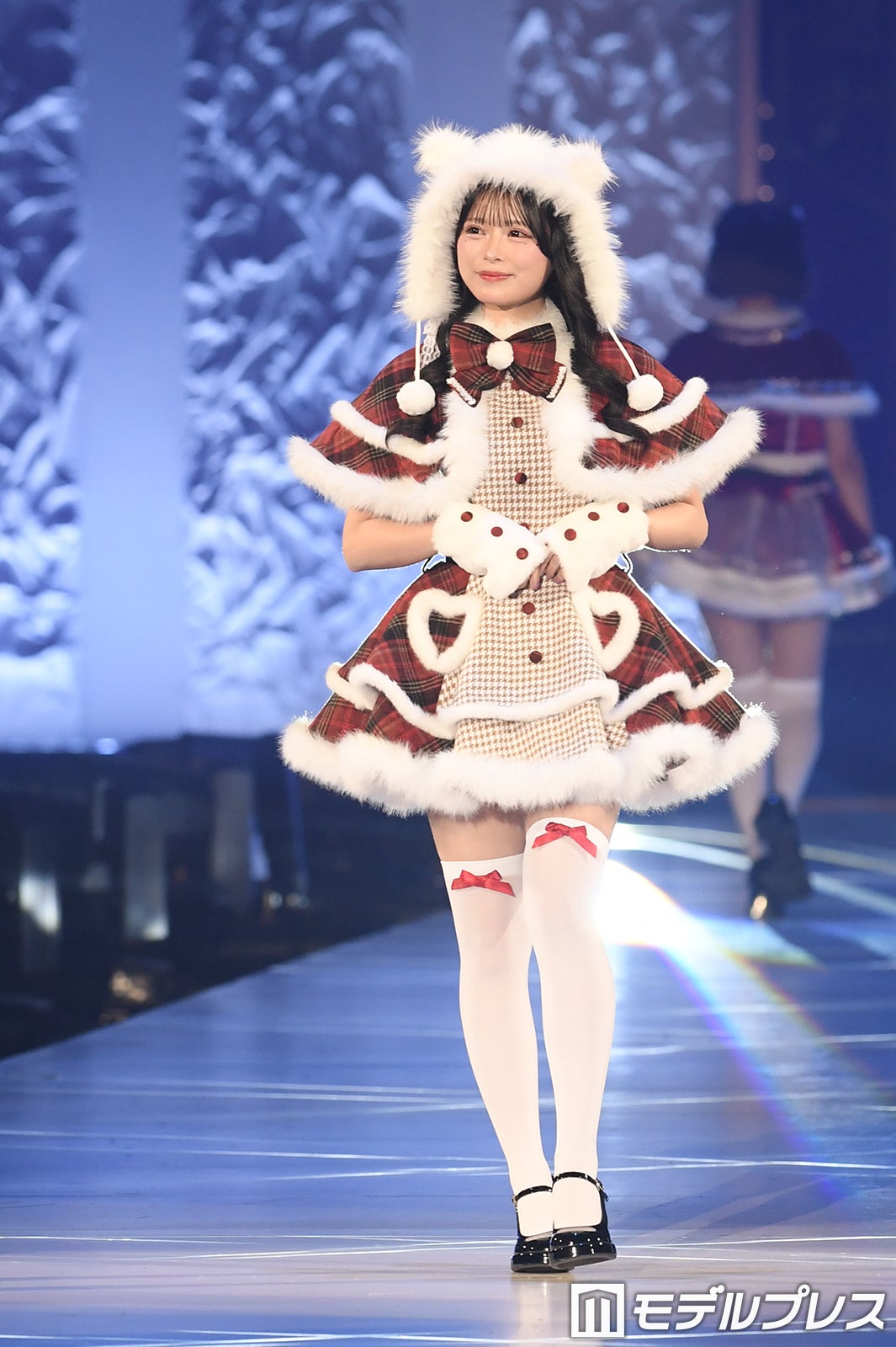 iLiFE!心花りり、耳付き帽子×サンタ風ミニワンピで観客魅了 投げキスに