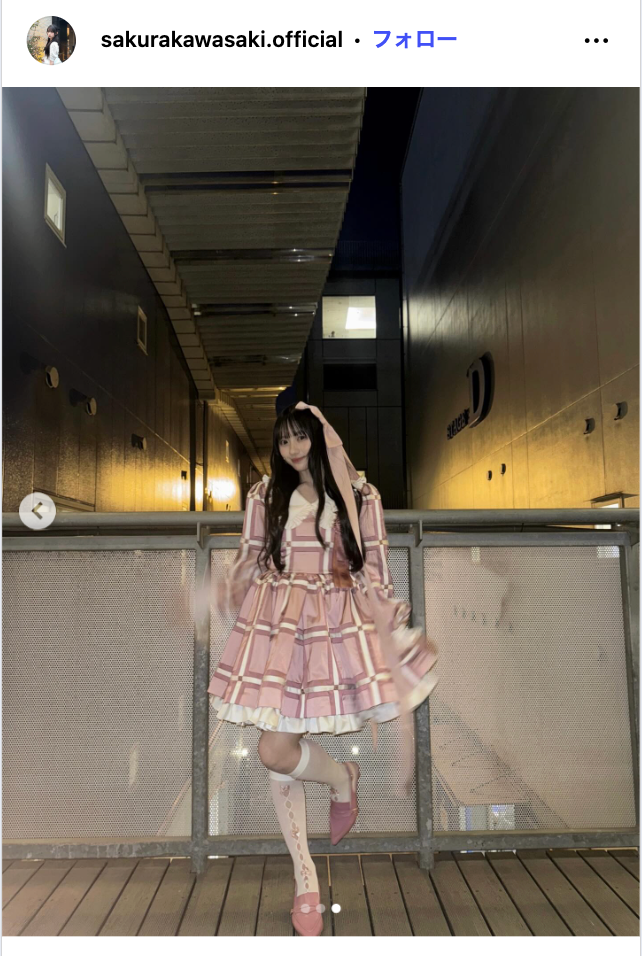 乃木坂46川崎桜、美スタイル際立つ膝上ワンピ衣装姿「等身すごい