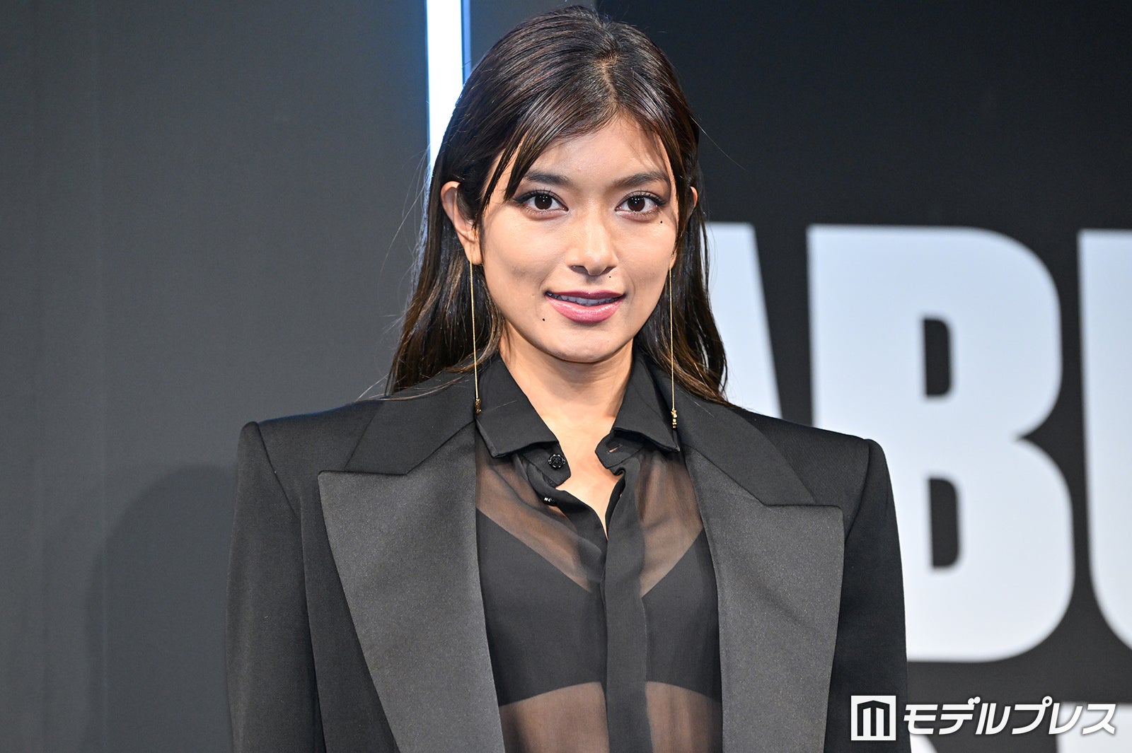 ローラ、パートナーから「ABUSE“暴力”」経験した過去 声詰まらせ訴えた