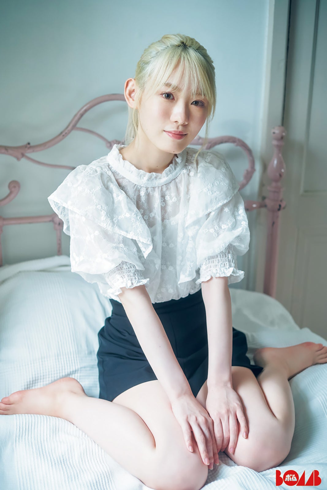 櫻坂46小池美波、ベッドで美脚披露 3年ぶり「BOMB」ソログラビア＜独占