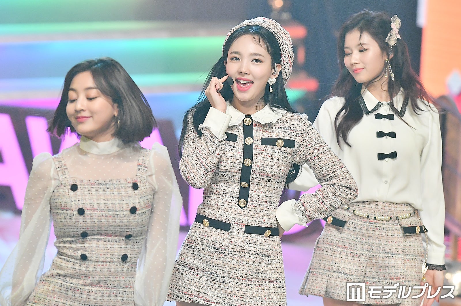 TWICE、美脚全開で「Wake Me Up」パフォーマンス＜レコ大＞ - モデルプレス