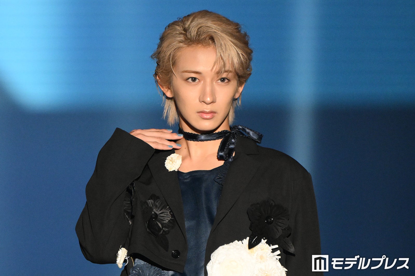 MAZZEL・NAOYA、プライベートでボーイズグループのライブへ「チケット