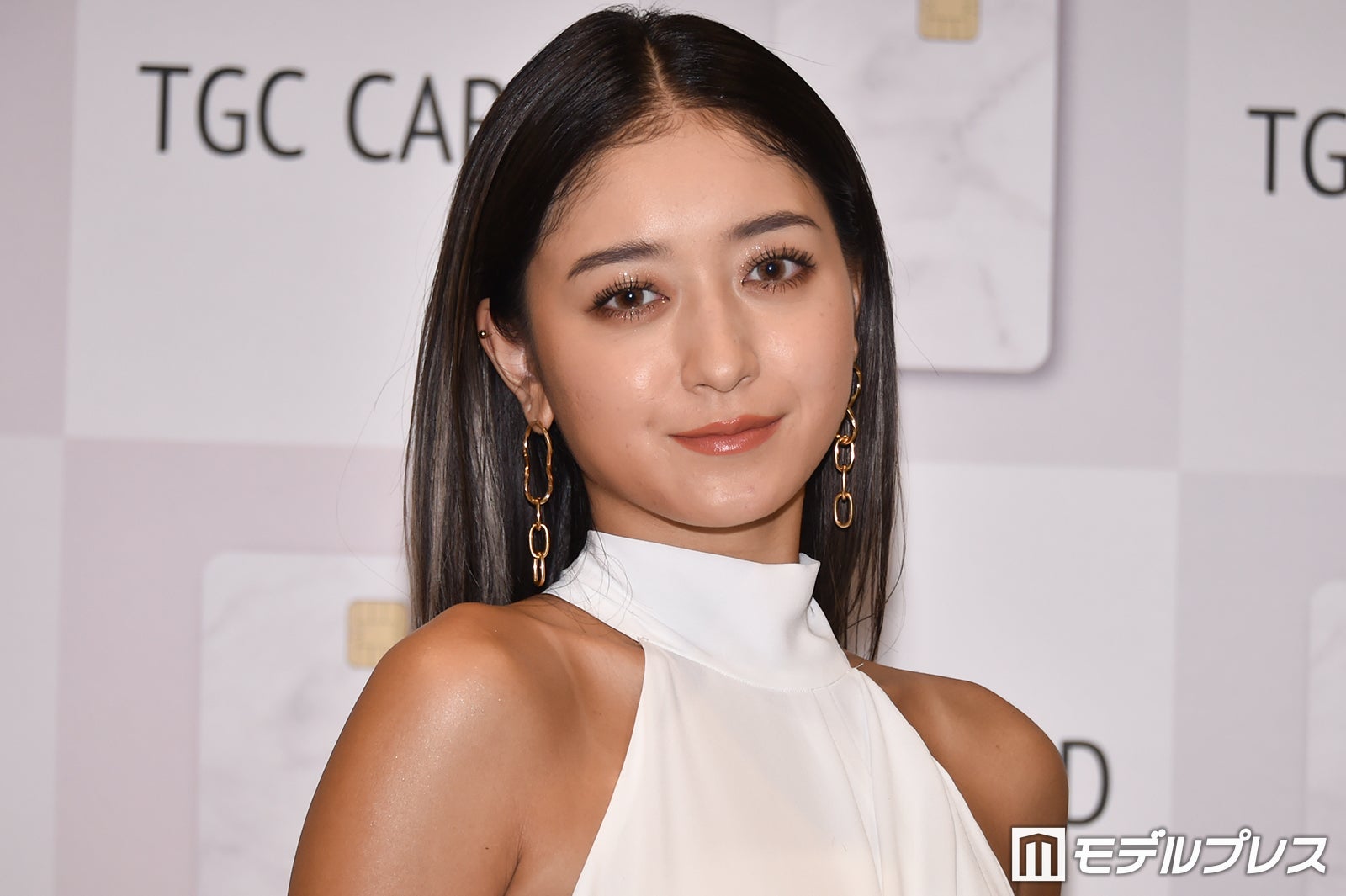 みちょぱ、美谷間のぞくミニ丈ドレス姿披露「セクシー」「抜群スタイル