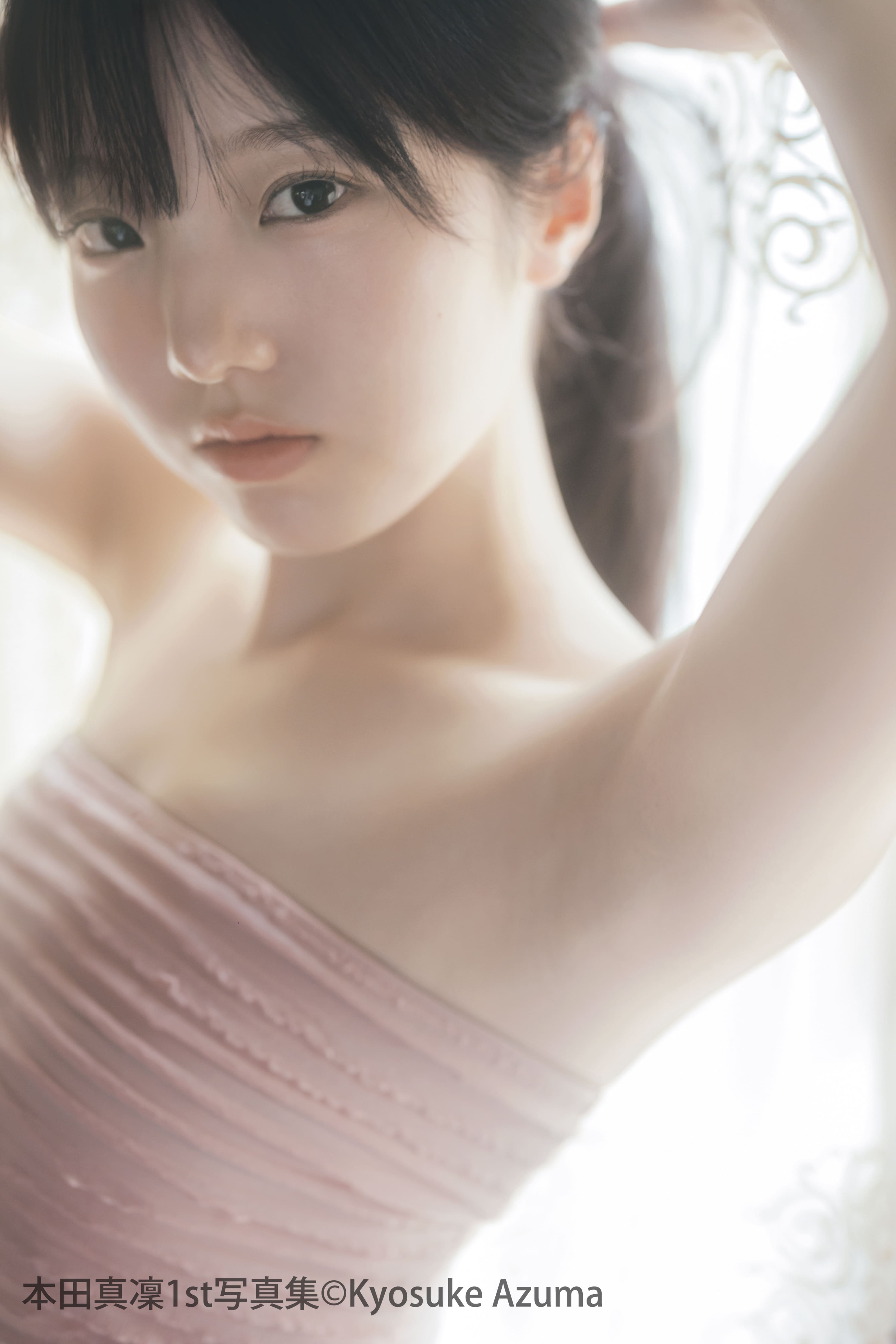 本田真凜、“ドレスのままプールにダイブ”1st写真集先行カット解禁 電子