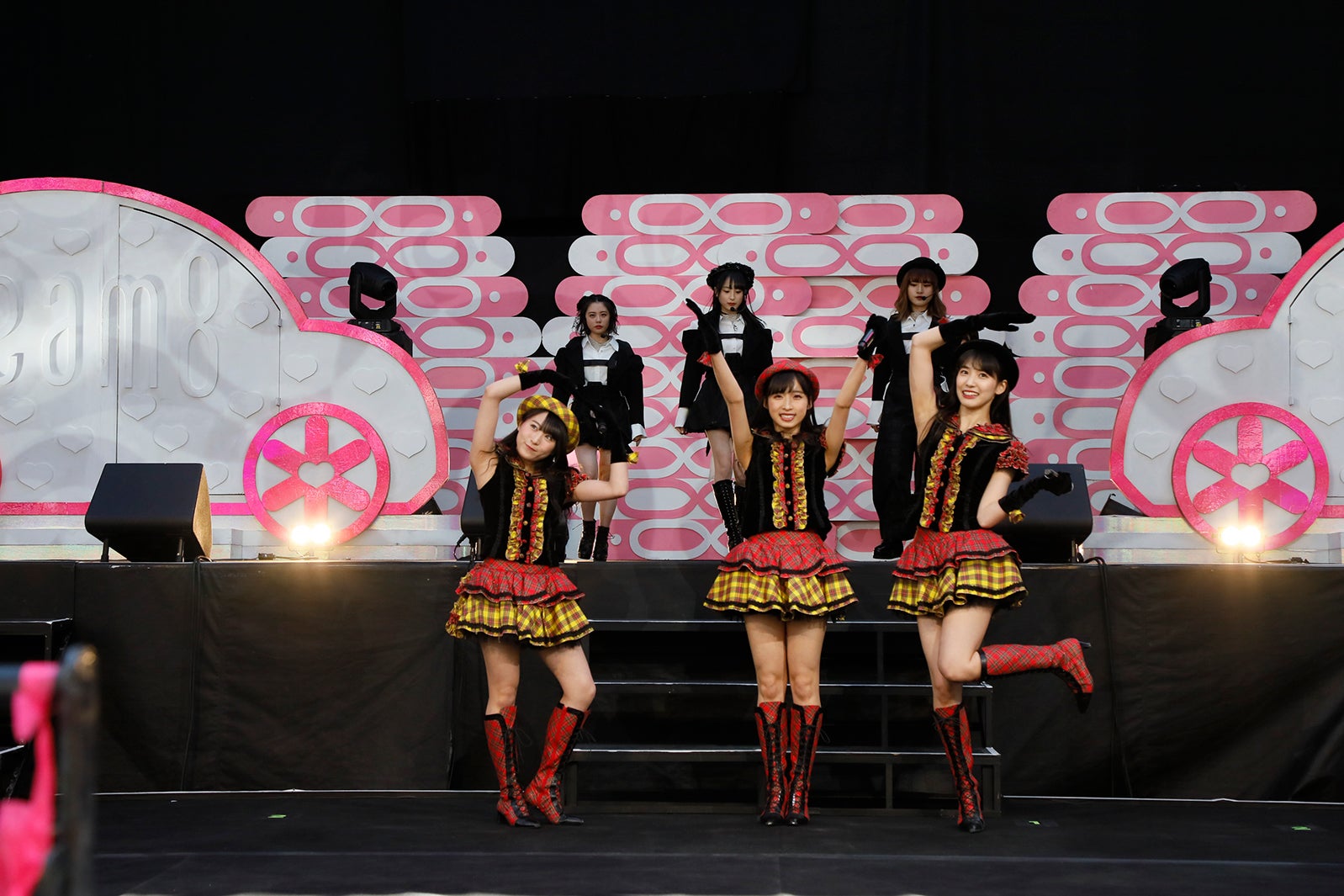 AKB48チーム8、サプライズ発表に歓喜 5周年ライブで涙のメンバーも