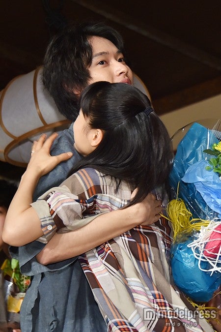 まれ夫妻”山崎賢人＆土屋太鳳が涙の抱擁「支えてくれて感謝」 - モデル