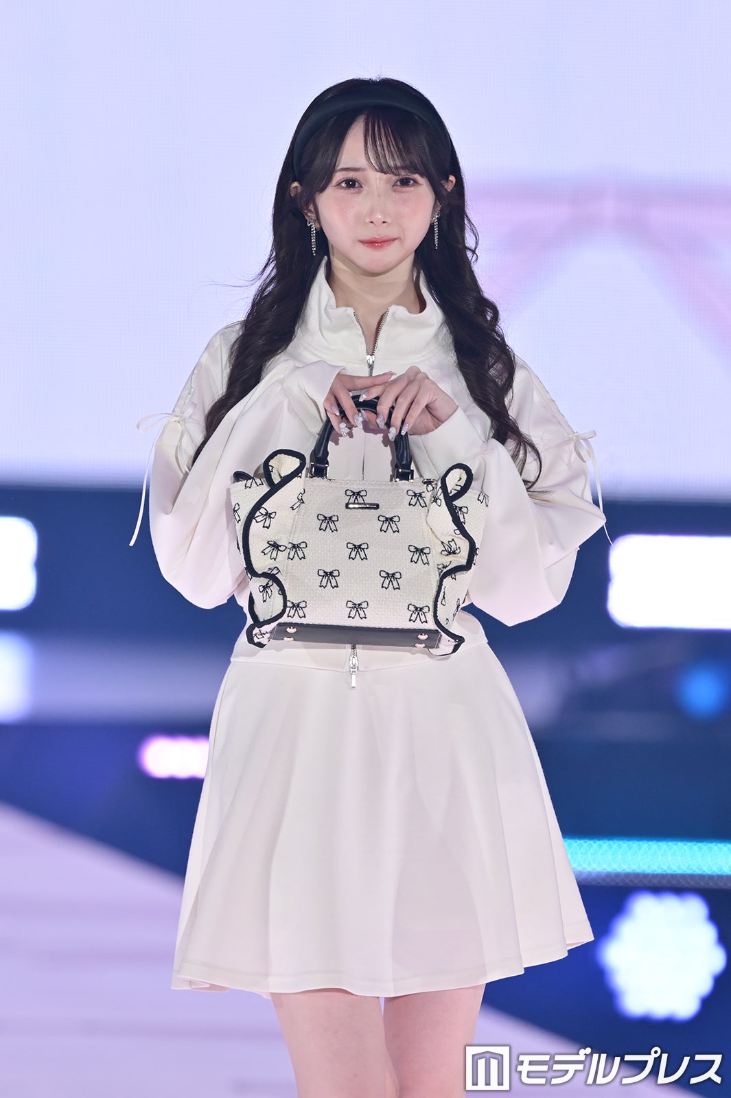 ≠ME谷崎早耶、ミニ丈純白ワンピで美脚スラリ 【GirlsAward 2025SS