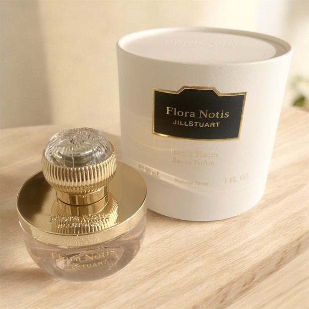 フローラノーティスジルスチュアート新作】生花のような香りのアイ