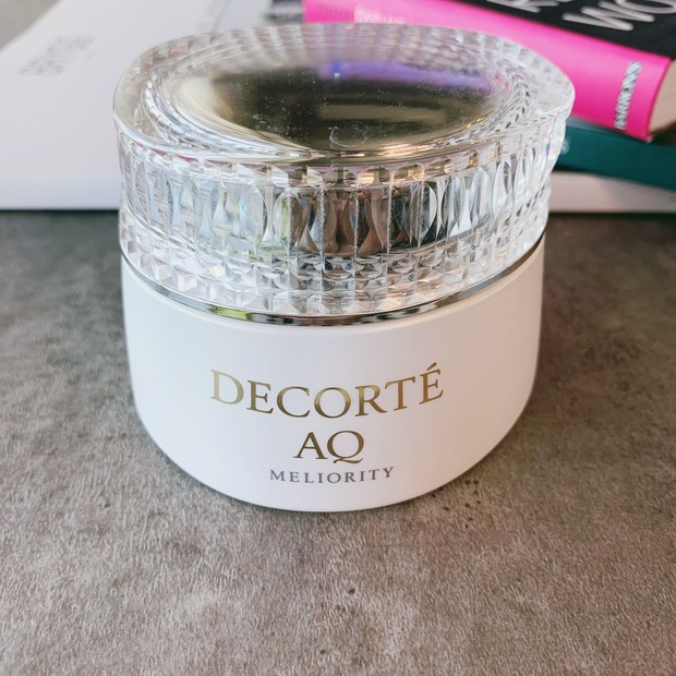 殿堂入り】一度の使用で肌が変わる！？くすみ肌の救世主はデコルテAQ