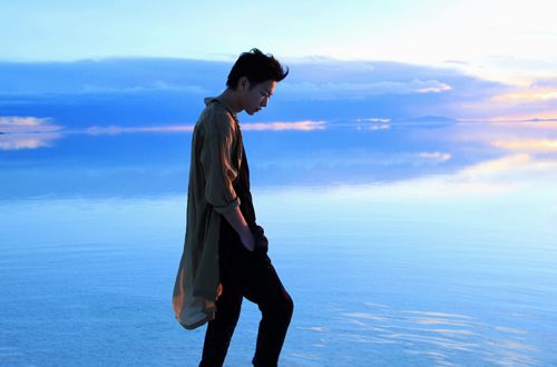 佐藤健、俳優生活10周年！「天空の鏡」に降り立ったアニバーサリー写真