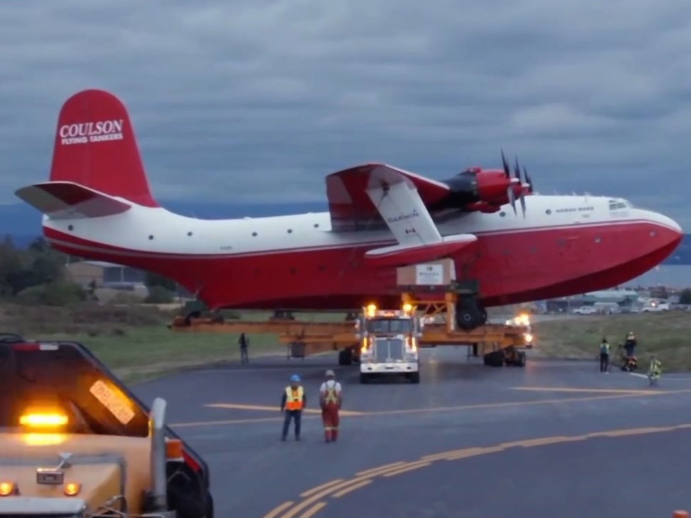 積荷は大戦時の巨大飛行艇!? ウェスタン・スター「4900SF」が往年の