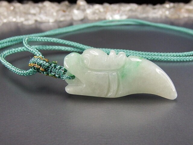 ひすい龍頭勾玉形手彫り明るい色合いに緑入り天然石本翡翠ネックレス
