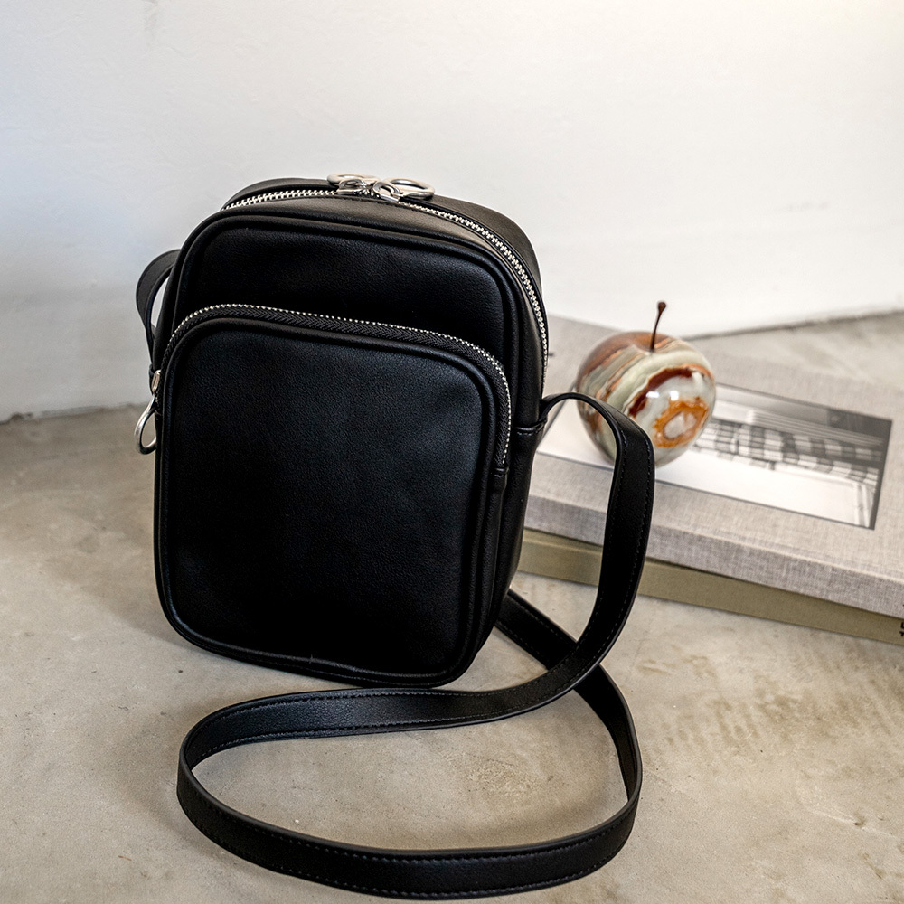 送料無料】Rename レザータッチ スクエア ショルダーバッグ レディース