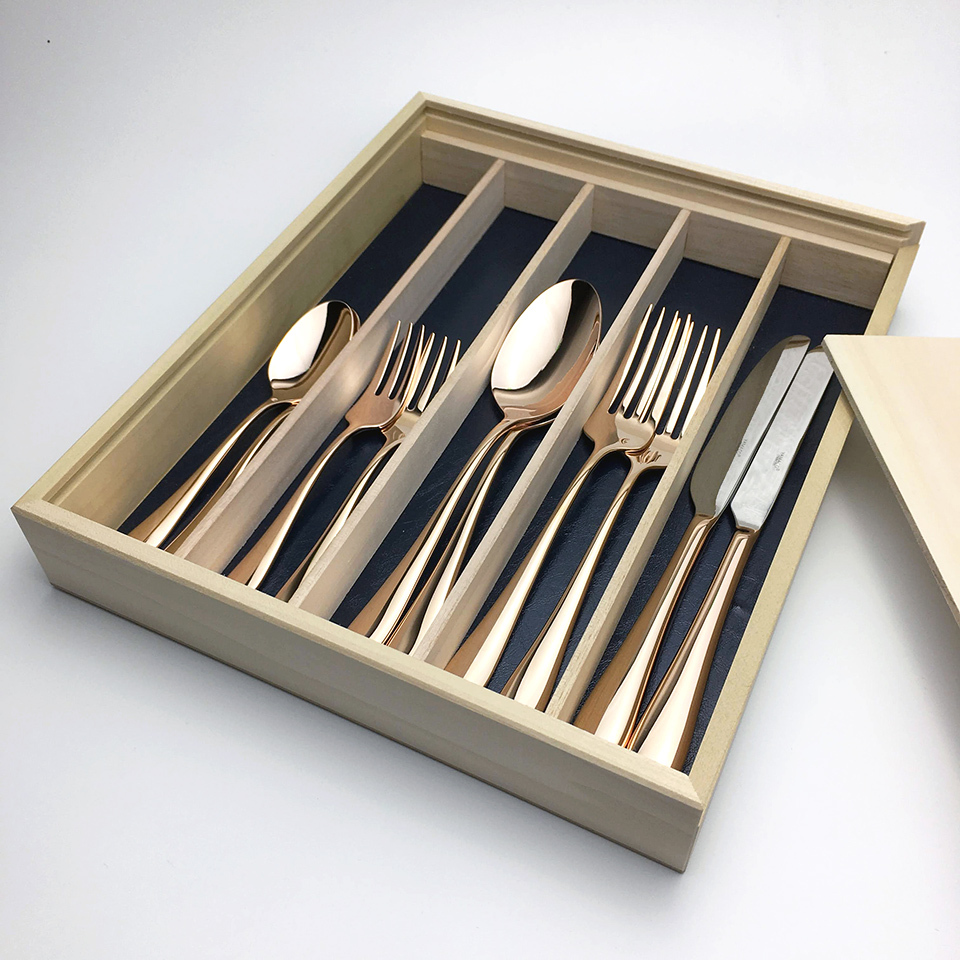 カジュアルで使い易さを追求したシンプルなシェイプのカトラリー