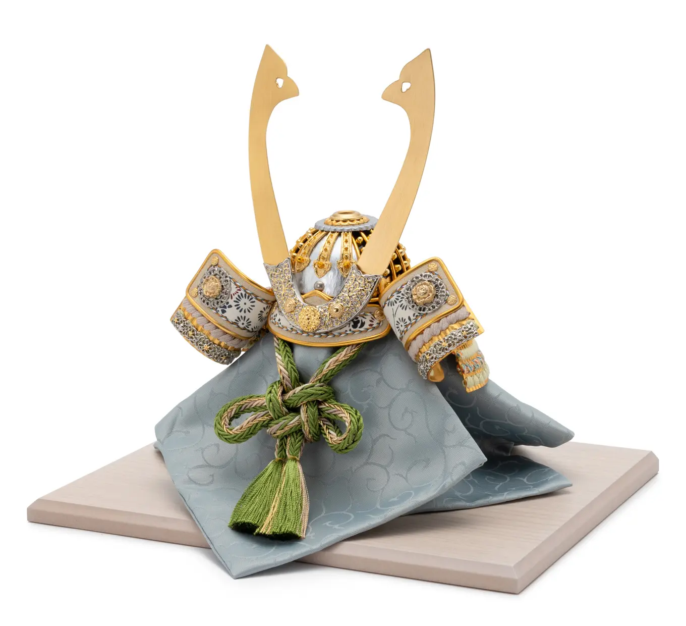 五月人形「若葉色に昇龍の兜（平飾りタイプ）」｜五月人形の通販 ふらここ