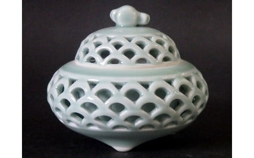 伊万里焼】青磁蕪型青海波透かし彫り香炉【市川冬山窯】 037-H1226