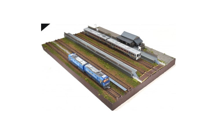 Nゲージ用 鉄道模型用ジオラマ展示台 37×26cm 木造駅舎とホームと2線