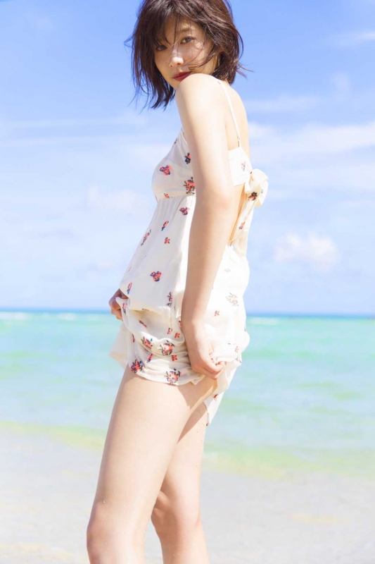 欅坂46 渡邉理佐 1st写真集「無口」【Loppi・HMV限定カバー版】 : 渡邉