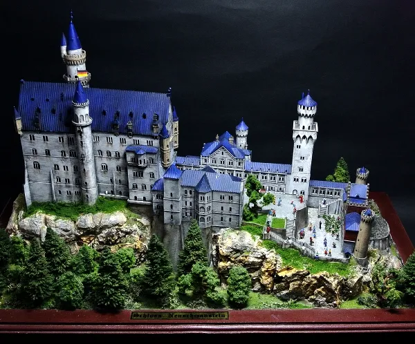 ノイシュバンシュタイン城と幼稚園児｜ジオラマ・ヴィネット