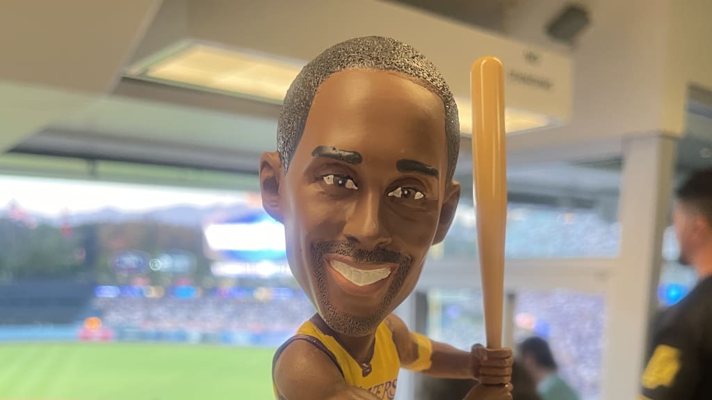 ドジャース、コービー・ブライアント氏を追悼し、ボブルヘッドを配布