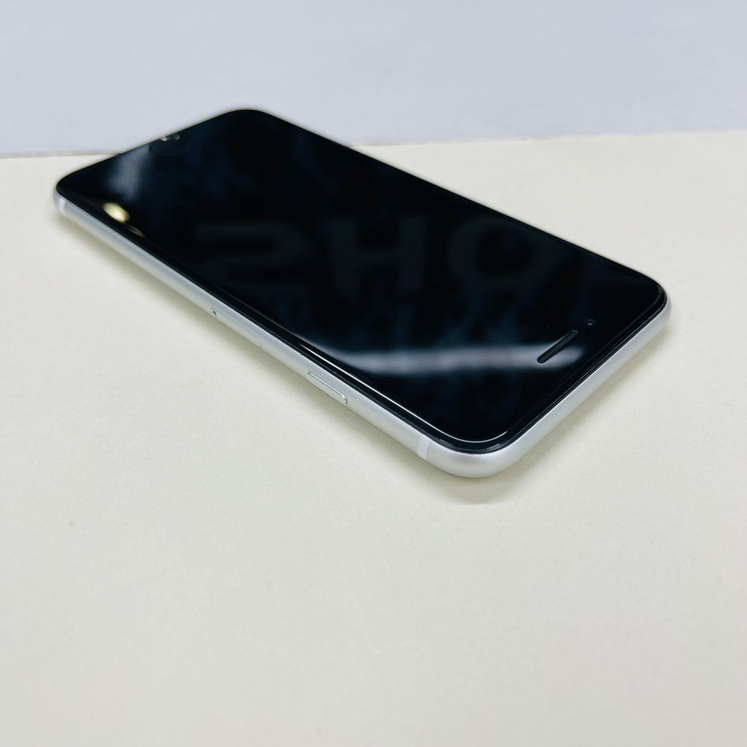 ムスビー｜[AT Shop Otsuka]美品 iphone SE2 64GB SIMフリ－5194