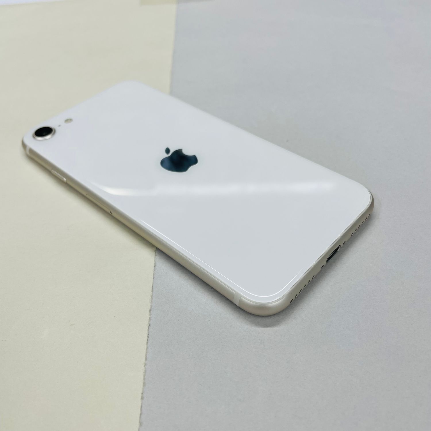 ムスビー｜[AT Shop Otsuka]美品 iphone SE3 64GB SIMフリ－2567