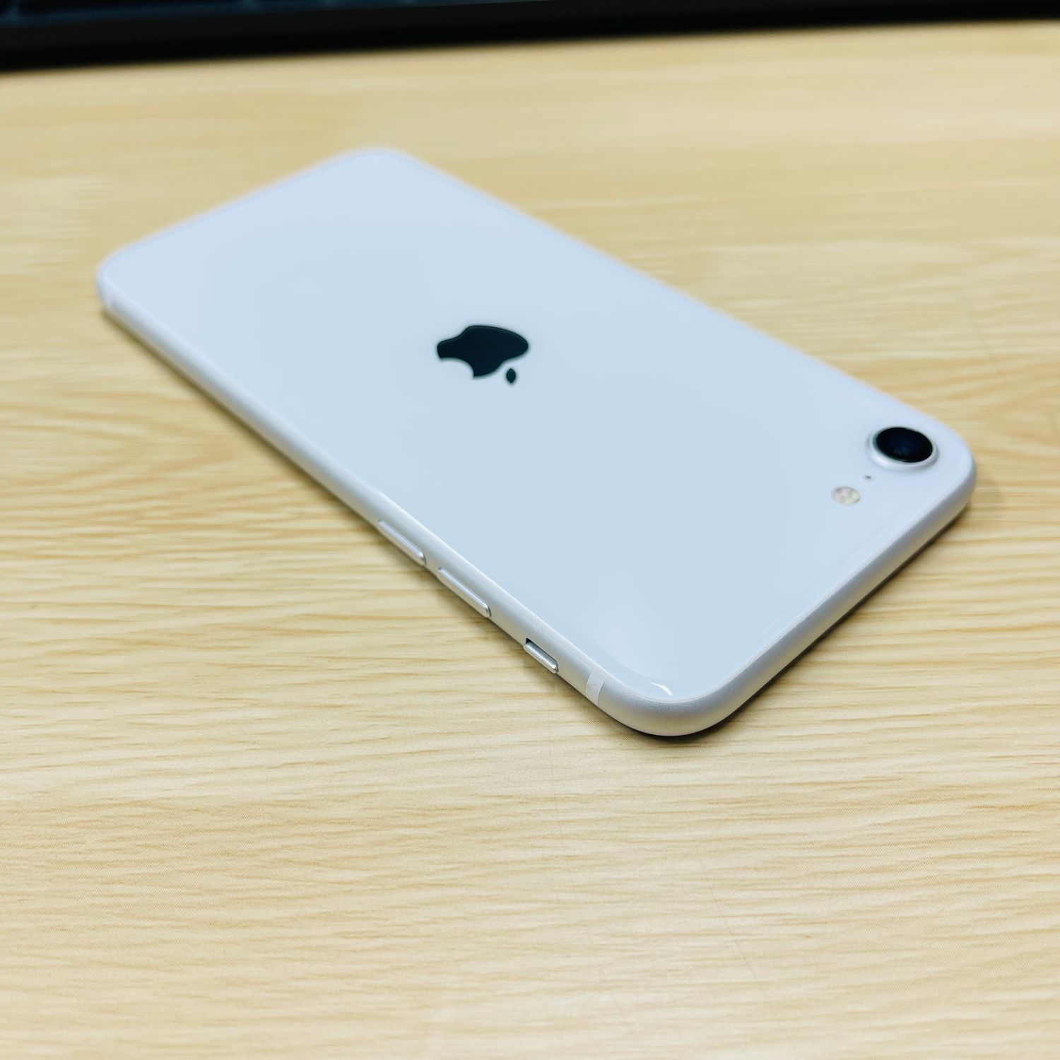 ムスビー｜[AT Shop Otsuka]美品 iphone SE2 128GB SIMフリ－9621