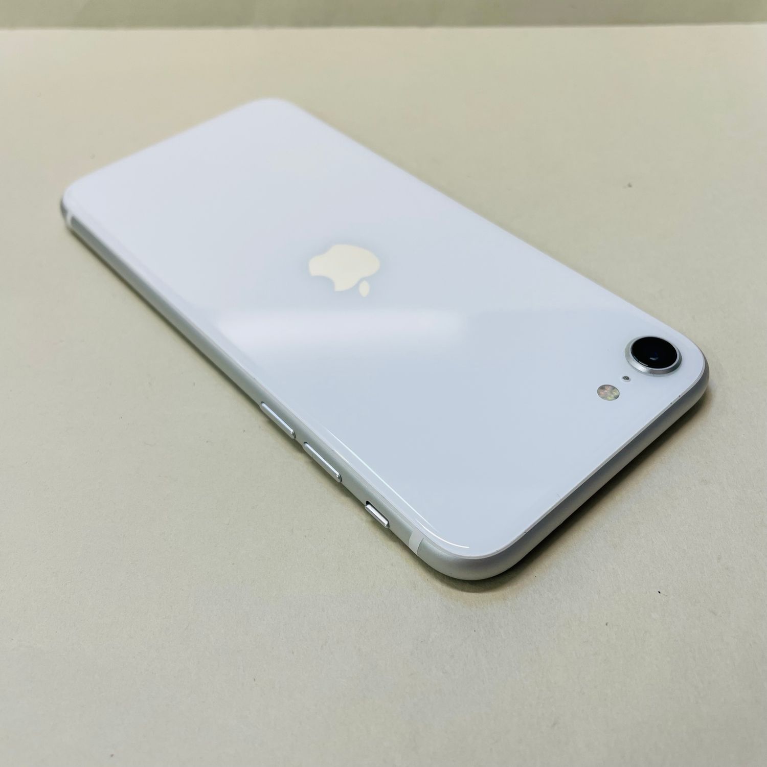 ムスビー｜[AT Shop Otsuka]iphone SE2 64GB SIMフリ－666バッテリー