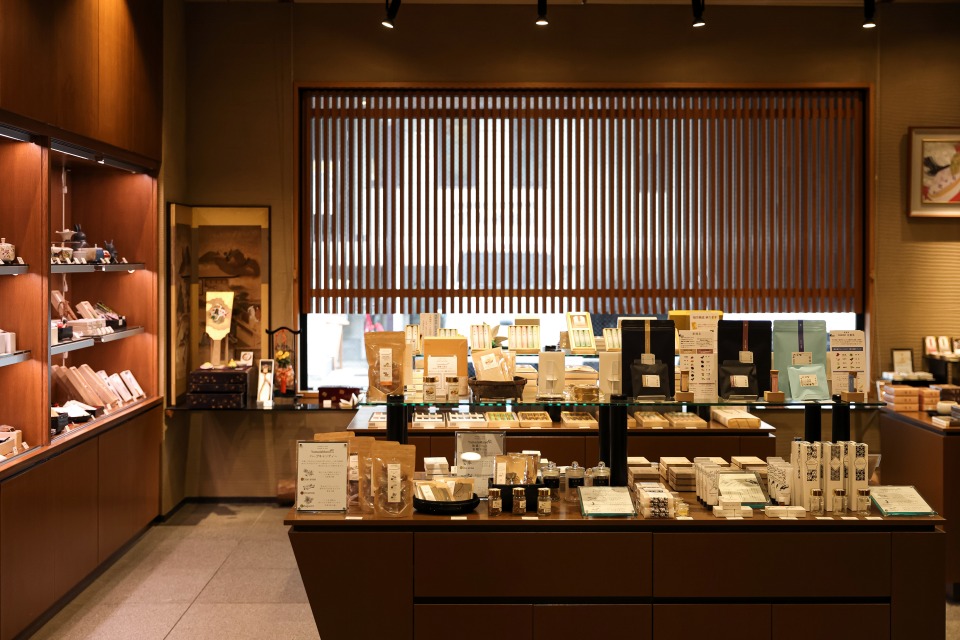 京都の老舗「山田松香木店」で香木の香りを“聞く”「聞香実践体験