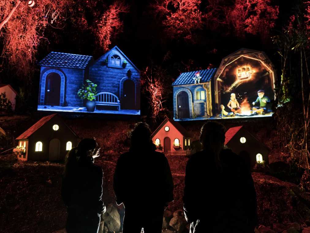 リゾートアイランドの最新夜遊び！光と映像のデジタルアートで森を体験