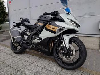 ZX-4R/カワサキ 2026年モデル USB電源 フレームスライダーの販売情報