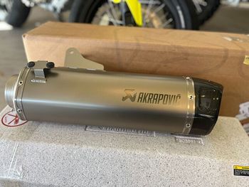 701 SUPERMOTO/ハスクバーナ 1台限定!27万円のアクラポビッチ