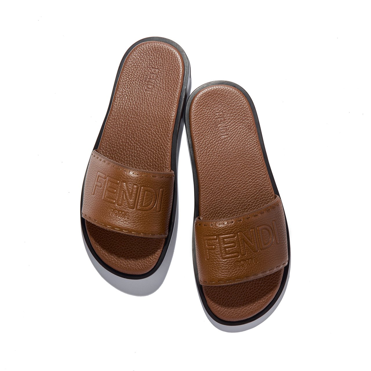 大人のサンダル】フェンディのビッグロゴがアクセント。職人技が光る