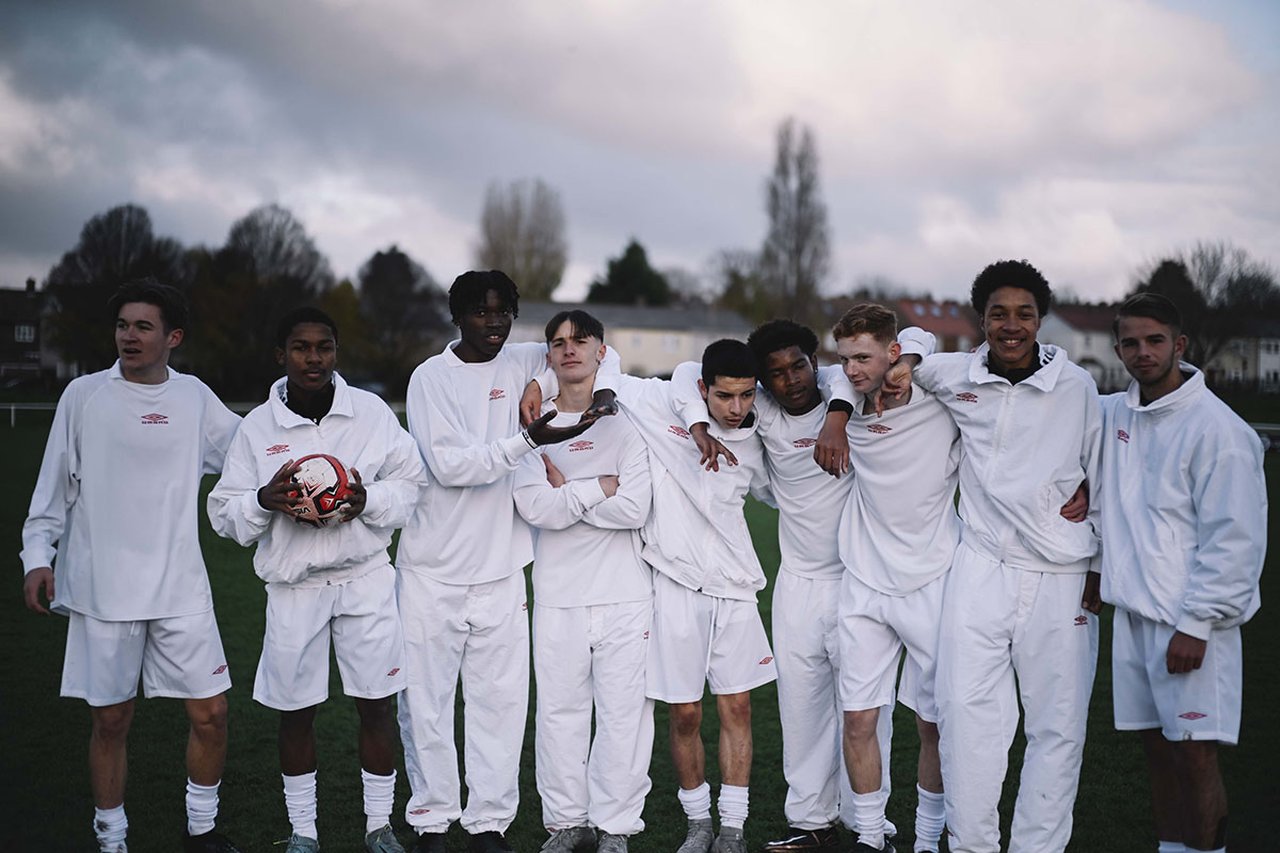 コモリとアンブロがコラボ！ サッカー好き必見のミニマルなベンチ