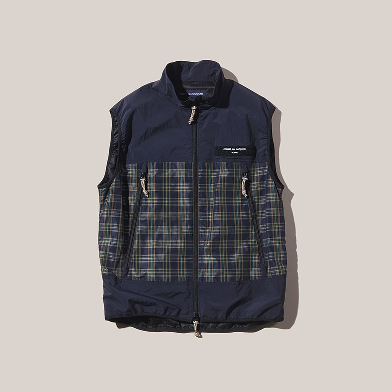 コム デ ギャルソンの「ネイビー」】大人が春に着るべき新作3選 | UOMO