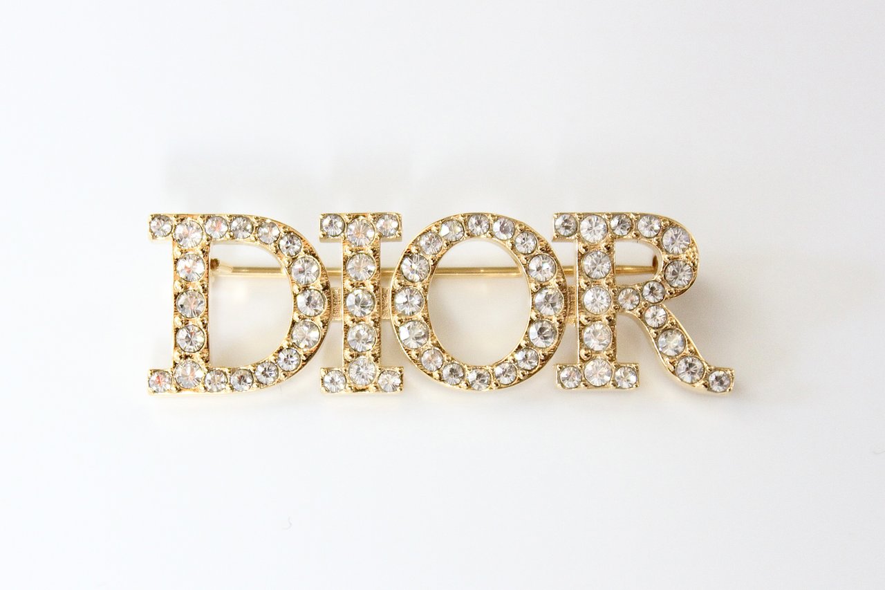 おしゃれな大人が「買ってよかった」ディオールのロゴブローチ【DIOR