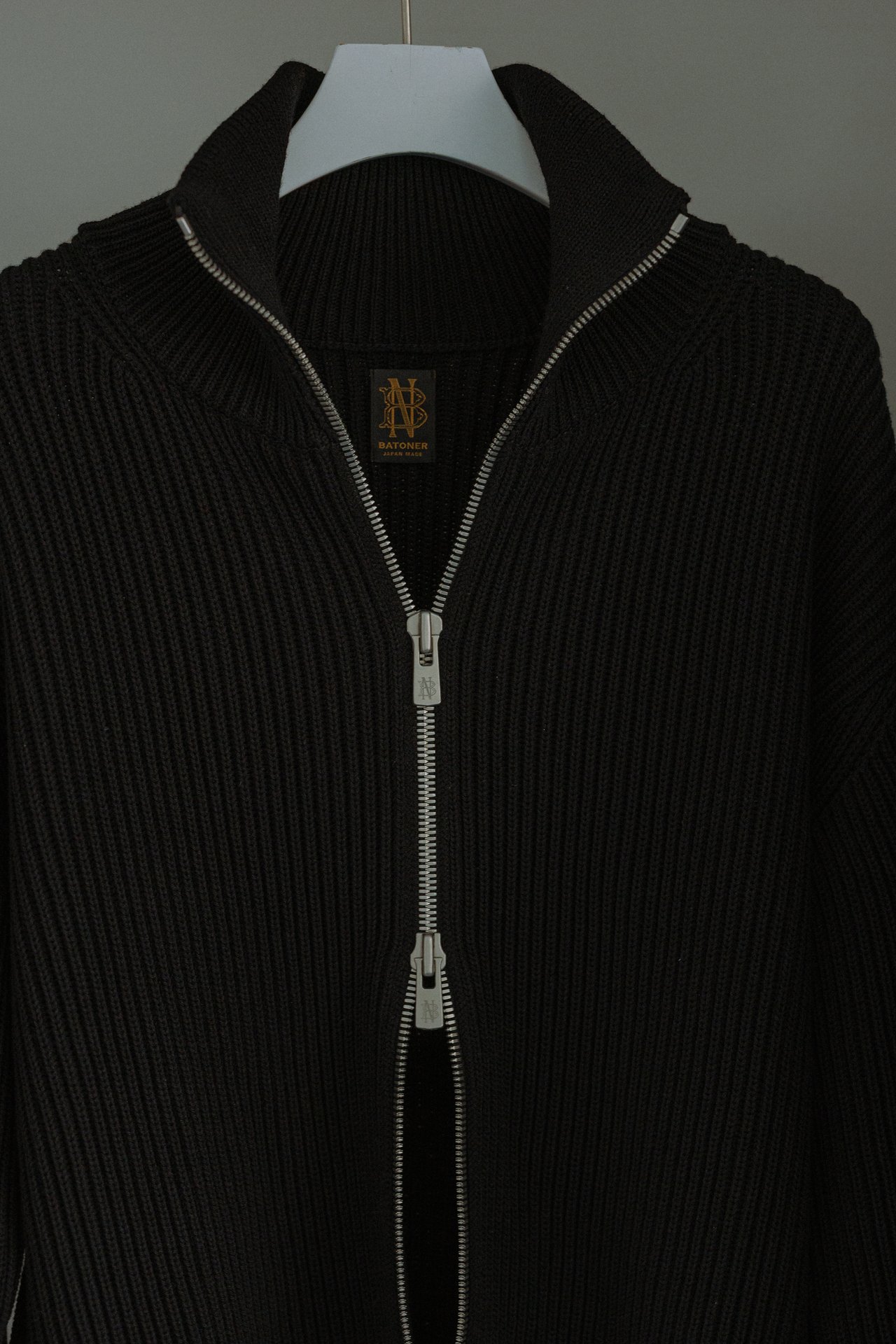 大人の冬ニット】昨年は即完売。「バトナー × ビオトープ」の