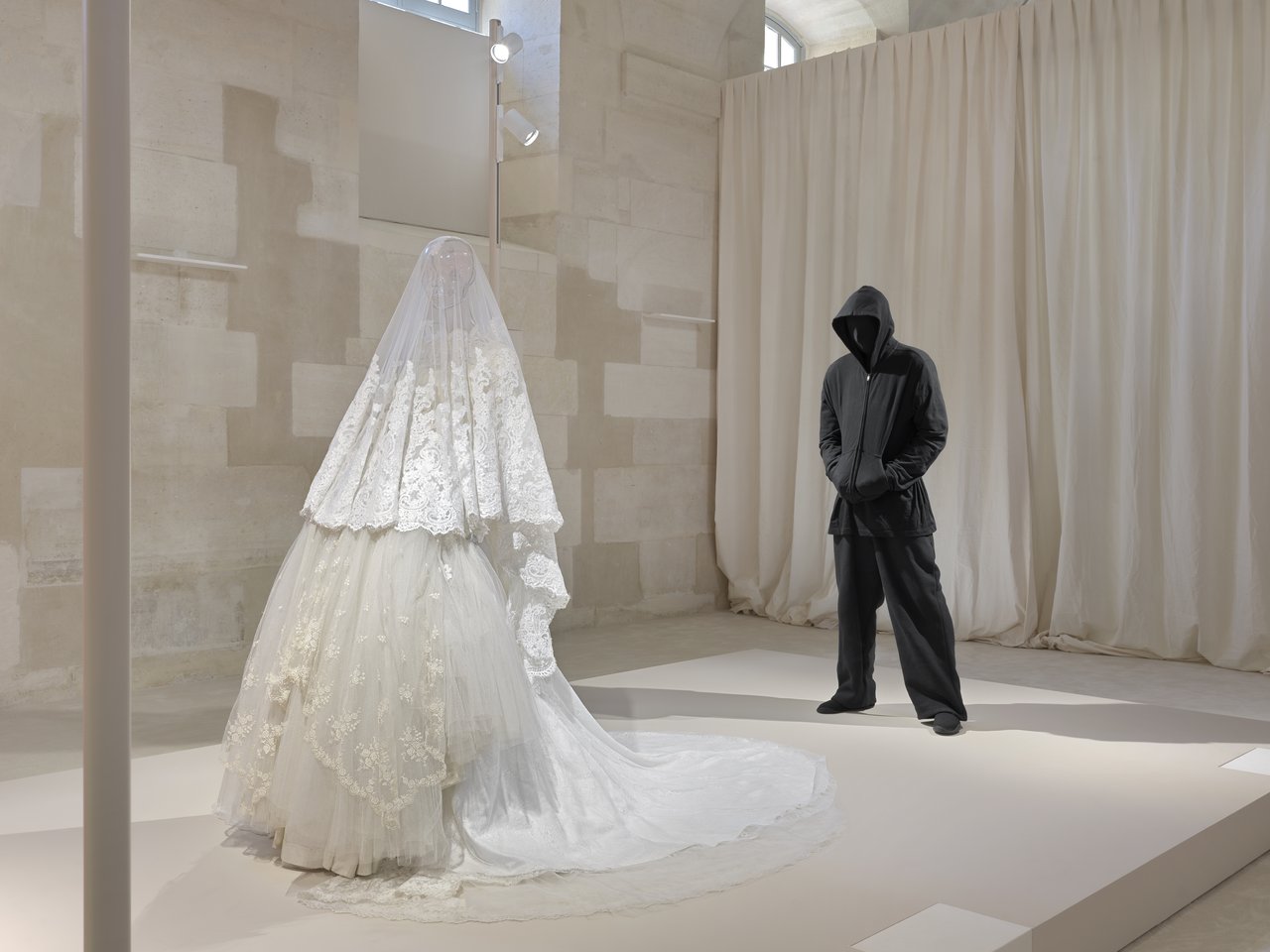 バレンシアガ」での10年。デムナの軌跡を追う展覧会「BALENCIAGA BY