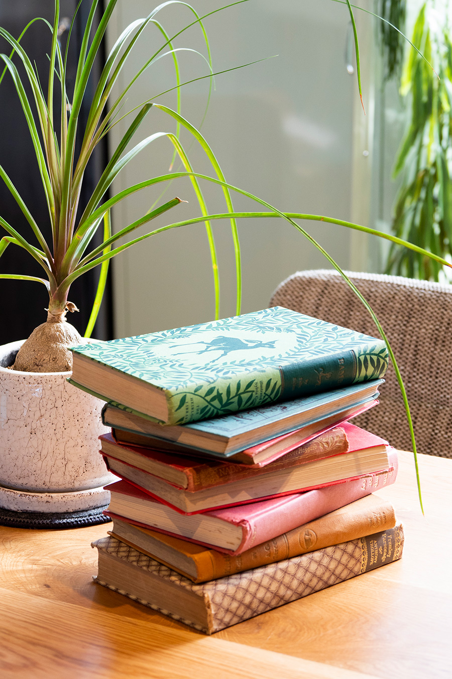 インテリアとしての古本洋書積んだり、開いたり。古本でヴィンテージ感