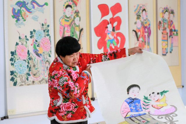 炭で写す「撲灰年画」、春節控え制作最盛期 中国山東省（新華社通信
