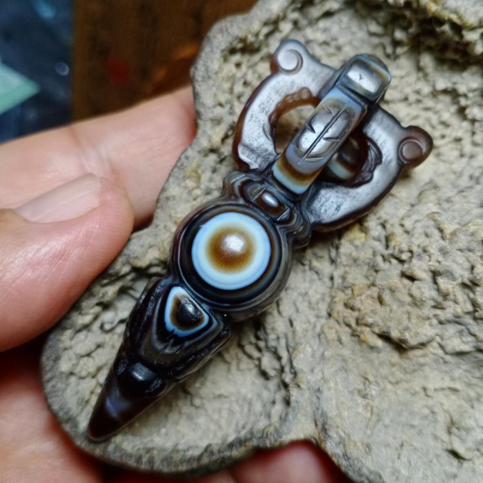 降魔金剛杵》天珠項墜Ben-02西藏天然本色九眼頁岩石(天珠礦)質地堅韌