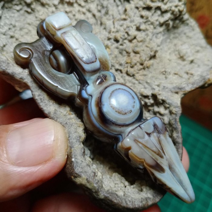 降魔金剛杵》天珠項墜Ben-02西藏天然本色九眼頁岩石(天珠礦)質地堅韌