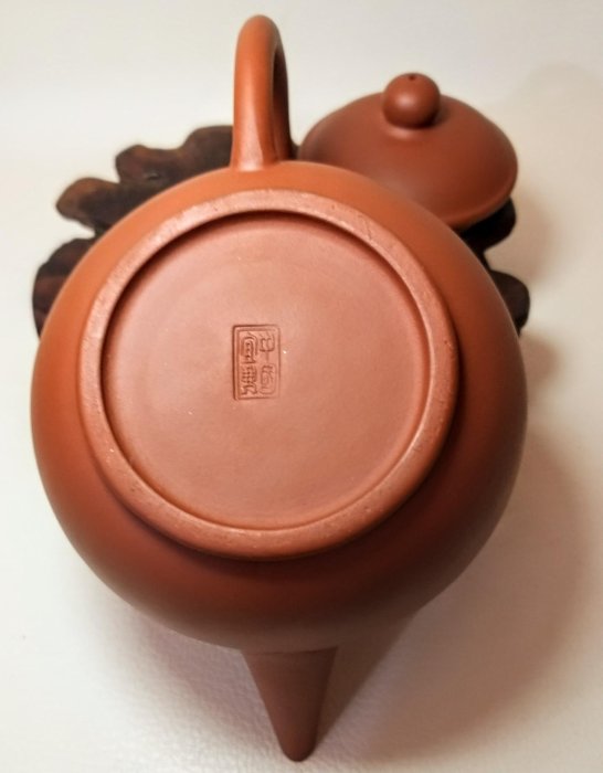 1970年代，中國宜興一廠紫砂壺。雙框三七章單孔200CC(10杯)☆意者私