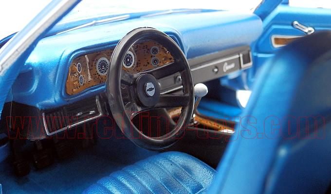 オートワールド 1971 シボレー カマロ SS 350 ブルー 1:18 - レッド