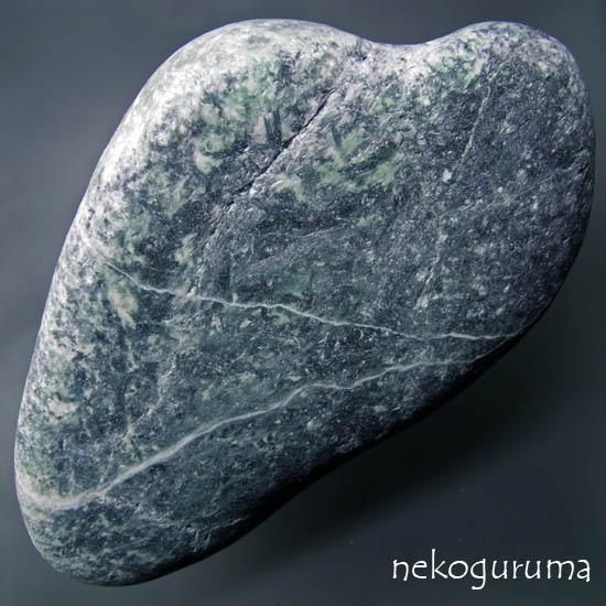 JD-108 糸魚川翡翠 淡緑色の翡翠と濃緑色の緑閃石の混在翡翠 - 糸魚川