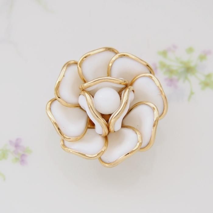 Trifari トリファリ ゴールドトーン ミルクガラス ホワイトフラワー