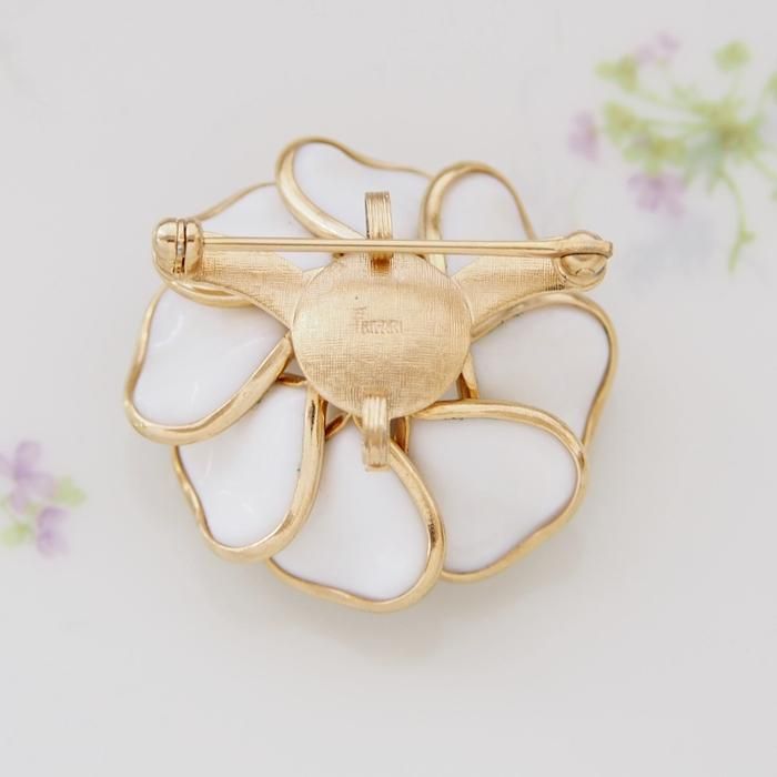Trifari トリファリ ゴールドトーン ミルクガラス ホワイトフラワー