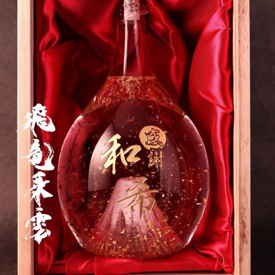 金粉、富士山入りの純米大吟醸 飛竜乗雲 900ml - お祝いに彫刻されたお