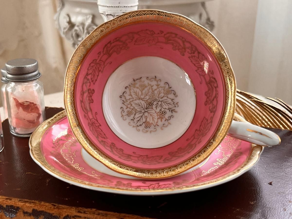 繊細な金彩シャフォード製ローズピンクカップ&ソーサー